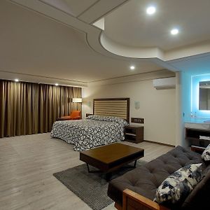 Deluxe King Suite